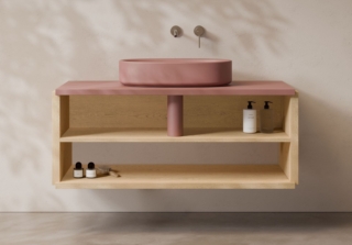 Ha vano a vista il mobile LARI disegnato dallo Studio àr-o per Alice nella finitura Rovere Sahara con top laccato Malva matt. È abbinato al lavabo da appoggio ovale IDILLA e al coprisifone in metallo nello stesso colore. Misura L 120 x P 50 cm. www.aliceceramica.com – Fuorisalone, Showroom, Via Marsala 2, Milano