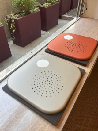 Pocket è il nuovo soffione doccia compatto disegnato da Bruna Rapisarda per Aquaelite. È un progetto che nasce da un principio semplice: riportare l’esperienza della doccia alla sua essenza. Compatto nelle dimensioni, ha un design senza effetti spettacolari. Il soffione è dotato di: cartuccia ispezionabile, Acqua Ring per la distribuzione canalizzata che ottimizza il flusso e garantisce un getto uniforme anche con basse pressioni, Antidrop sistema anti-goccia che interrompe subito il flusso alla chiusura dell’acqua e di sistema Anticalcare per gli ugelli. Misura L 40 x P 40 cm. www.aquaelite.it – Fuorisalone, ipunt0, Via Montebello 27, Milano