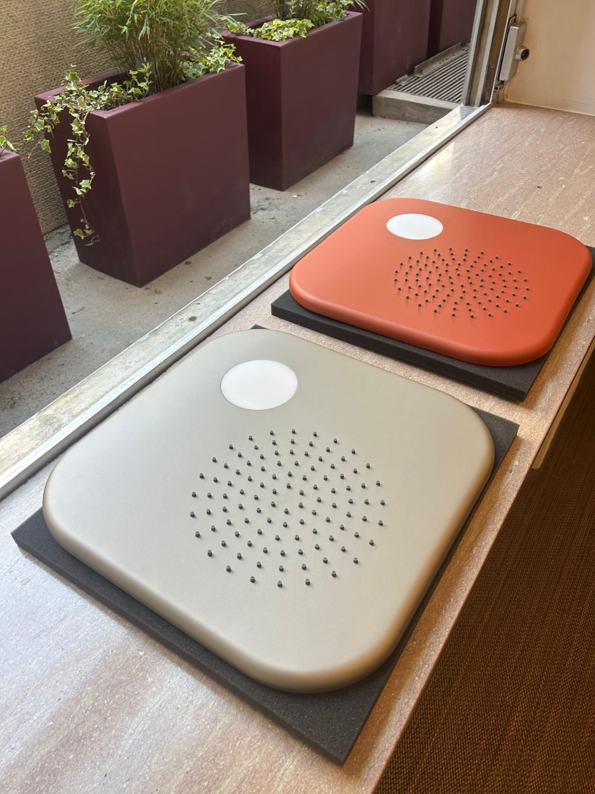 Pocket è il nuovo soffione doccia compatto disegnato da Bruna Rapisarda per Aquaelite. È un progetto che nasce da un principio semplice: riportare l’esperienza della doccia alla sua essenza. Compatto nelle dimensioni, ha un design senza effetti spettacolari. Il soffione è dotato di: cartuccia ispezionabile, Acqua Ring per la distribuzione canalizzata che ottimizza il flusso e garantisce un getto uniforme anche con basse pressioni, Antidrop sistema anti-goccia che interrompe subito il flusso alla chiusura dell’acqua e di sistema Anticalcare per gli ugelli. Misura L 40 x P 40 cm. www.aquaelite.it – Fuorisalone, ipunt0, Via Montebello 27, Milano