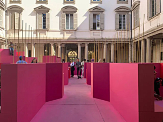 Nel Cortile d’Onore, l’installazione site specific Metamorphosis in Motion crea un paesaggio esperienziale in cui umano e pianeta dialogano.