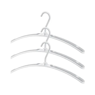 Le grucce Tescoma sono in plastica resistente e hanno un trattamento antiscivolo. Prezzo: 17,90 per 3 pezzi su https://tescomaonline.com/prodotti/899854/899854-grucce-appendiabiti