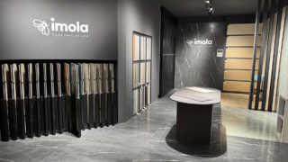 L'area rivestimenti dello showroom: marmi, gres e pietre naturali esposti in ambientazioni reali per aiutarti a scegliere le finiture perfette per la tua casa.