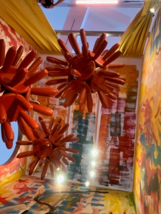 Gli immancabili sbagelli Ikea assemblati insieme in modo creativo diventano un'installazione. Allo Spazio Moiocchi per il Fuorisalone 2026 di IKea