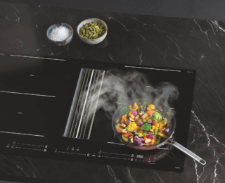 Le novità built-in di Lg sono rappresentate dai piani cottura ad induzione. Il piano a induzione con tecnologia Full Flex (80 cm) rileva istantaneamente ogni tipo di pentola, di qualsiasi forma e/o dimensione, adattandosi ai movimenti dell’utente. Questa tecnologia garantisce cotture sempre omogenee, grazie ad una distribuzione del calore estremamente uniforme. Il piano rileva fino a 5 pentole diverse contemporaneamente, permettendo di gestire la temperatura di ognuna con precisione estrema. LG presenta anche per la prima volta un piano a induzione con cappa aspirante e filtrante integrata: odori e vapori vengono catturati istantaneamente dal sistema aspirante integrato (9 livelli di potenza), progettato per ottenere il massimo dell’efficacia. Grazie al motore silenzioso e ai filtri a carbone per la riduzione degli odori, l’aria in cucina resta sempre fresca e pulita. www.lg.com
Fuorisalone 	Signature Kitchen Suite Showroom via Manzoni 47 Milano