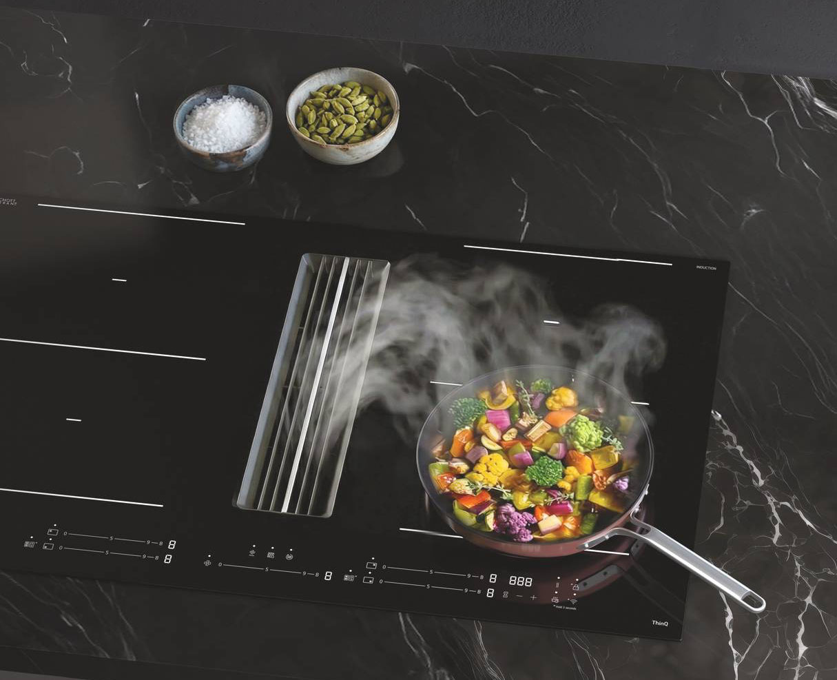 Le novità built-in di Lg sono rappresentate dai piani cottura ad induzione. Il piano a induzione con tecnologia Full Flex (80 cm) rileva istantaneamente ogni tipo di pentola, di qualsiasi forma e/o dimensione, adattandosi ai movimenti dell’utente. Questa tecnologia garantisce cotture sempre omogenee, grazie ad una distribuzione del calore estremamente uniforme. Il piano rileva fino a 5 pentole diverse contemporaneamente, permettendo di gestire la temperatura di ognuna con precisione estrema. LG presenta anche per la prima volta un piano a induzione con cappa aspirante e filtrante integrata: odori e vapori vengono catturati istantaneamente dal sistema aspirante integrato (9 livelli di potenza), progettato per ottenere il massimo dell’efficacia. Grazie al motore silenzioso e ai filtri a carbone per la riduzione degli odori, l’aria in cucina resta sempre fresca e pulita. www.lg.com
Fuorisalone 	Signature Kitchen Suite Showroom via Manzoni 47 Milano