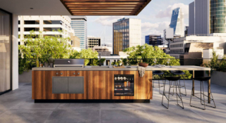 In occasione della Milan Design Week 2026, Liebherr presenta i nuovi frigoriferi sottopiano da esterno in grado di garantire prestazioni impeccabili tutto l’anno, resistendo a qualsiasi temperatura da −10 °C a +32 °C. Inoltre, grazie alla certificazione IPX4, sono protetti dagli spruzzi d’acqua. Disponibili nelle altezze da 82 a 88 cm, possono avere porta in vetro, con cornice e maniglia in acciaio inox, o porta piena con pannello personalizzabile. Per monitorare il consumo energetico e poter essere controllata da remoto, la gamma è dotata dell’interfaccia SmartDevice, utilizzabile tramite app. L’illuminazione a LED integrata nel soffitto garantisce invece una visione chiara dell’interno del frigorifero. Anche l’estetica è curata nei minimi dettagli, con il ripiano estraibile in vetro satinato a prova di graffi che scorre dolcemente, elegante e al tempo stesso estremamente pratico, mentre gli altri ripiani in vetro sono dotati di profili in stile Black Steel e regolabili in altezza. https://www.liebherr.com/it-it/frigoriferi-congelatori/apparecchiature-3257349
Fuorisalone 	Liebherr Experience Showroom c/o Hotel Rosa Gran Piazza Fontana 3 Milano