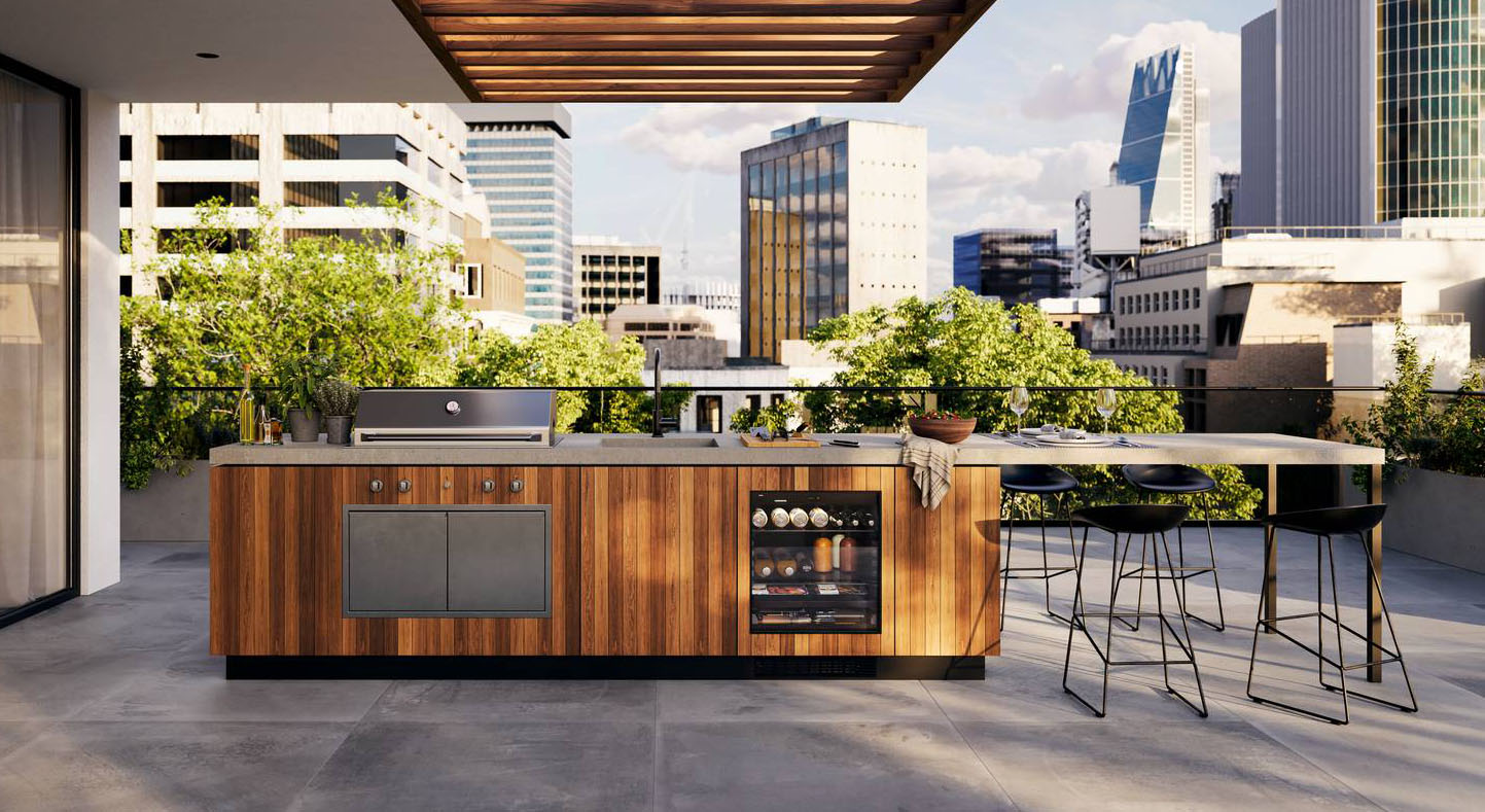 In occasione della Milan Design Week 2026, Liebherr presenta i nuovi frigoriferi sottopiano da esterno in grado di garantire prestazioni impeccabili tutto l’anno, resistendo a qualsiasi temperatura da −10 °C a +32 °C. Inoltre, grazie alla certificazione IPX4, sono protetti dagli spruzzi d’acqua. Disponibili nelle altezze da 82 a 88 cm, possono avere porta in vetro, con cornice e maniglia in acciaio inox, o porta piena con pannello personalizzabile. Per monitorare il consumo energetico e poter essere controllata da remoto, la gamma è dotata dell’interfaccia SmartDevice, utilizzabile tramite app. L’illuminazione a LED integrata nel soffitto garantisce invece una visione chiara dell’interno del frigorifero. Anche l’estetica è curata nei minimi dettagli, con il ripiano estraibile in vetro satinato a prova di graffi che scorre dolcemente, elegante e al tempo stesso estremamente pratico, mentre gli altri ripiani in vetro sono dotati di profili in stile Black Steel e regolabili in altezza. https://www.liebherr.com/it-it/frigoriferi-congelatori/apparecchiature-3257349
Fuorisalone 	Liebherr Experience Showroom c/o Hotel Rosa Gran Piazza Fontana 3 Milano