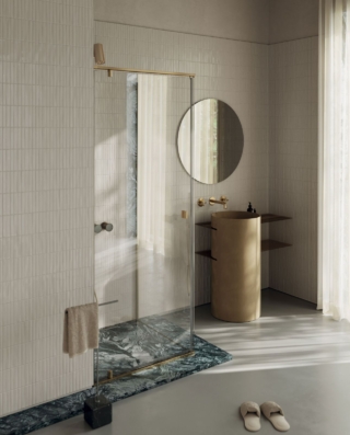 Cross è un progetto di Cesana, firmato Meneghello Paolelli, incentrato sul concetto dell’intersezione, cioè l’incontro tra due volumi primari: la massa verticale del lavabo freestanding e la linea orizzontale della mensola in cristallo. La mensola può essere singola o doppia; allo stesso modo il lavabo può essere configurato in versione singola o doppia, dando vita a soluzioni simmetriche o asimmetriche. La versatilità del progetto permette di adattarsi a contesti differenti: da elemento iconico al centro della stanza bagno a soluzione integrata in nicchia. In questo senso si inserisce nella visione Spaces dell’azienda, dove architettura e prodotto dialogano per costruire ambienti completi e coerenti. www.cesana.it – Fuorisalone, Showroom, Via Solferino 18, Milano