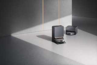 Narwal Flow 2 con la base di ricarica premium: pannello in vetro, illuminazione "Cyber Glow" e design pensato per integrarsi nell'arredamento moderno.