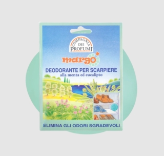 Nuncas Margò Deodorante Scarpiere è un piccolo e pratico deodorante per scarpiere che assorbe gli odori e rilascia un profumo di eucalipto e menta. È adatto per tutti gli spazi della casa destinati alla custodia delle calzature. Prezzo 6,60 euro. https://nuncas.com/