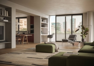 Soggiorno open space a Milano: le grandi porte-finestre scorrevoli con veneziane ScreenLine® integrate filtrano la luce della città senza rinunciare alla vista panoramica