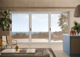 Living affacciato sul mare in Sicilia: le grandi vetrate scorrevoli con veneziane ScreenLine® garantiscono un controllo preciso della luce e della temperatura anche nelle ore più calde della giornata.