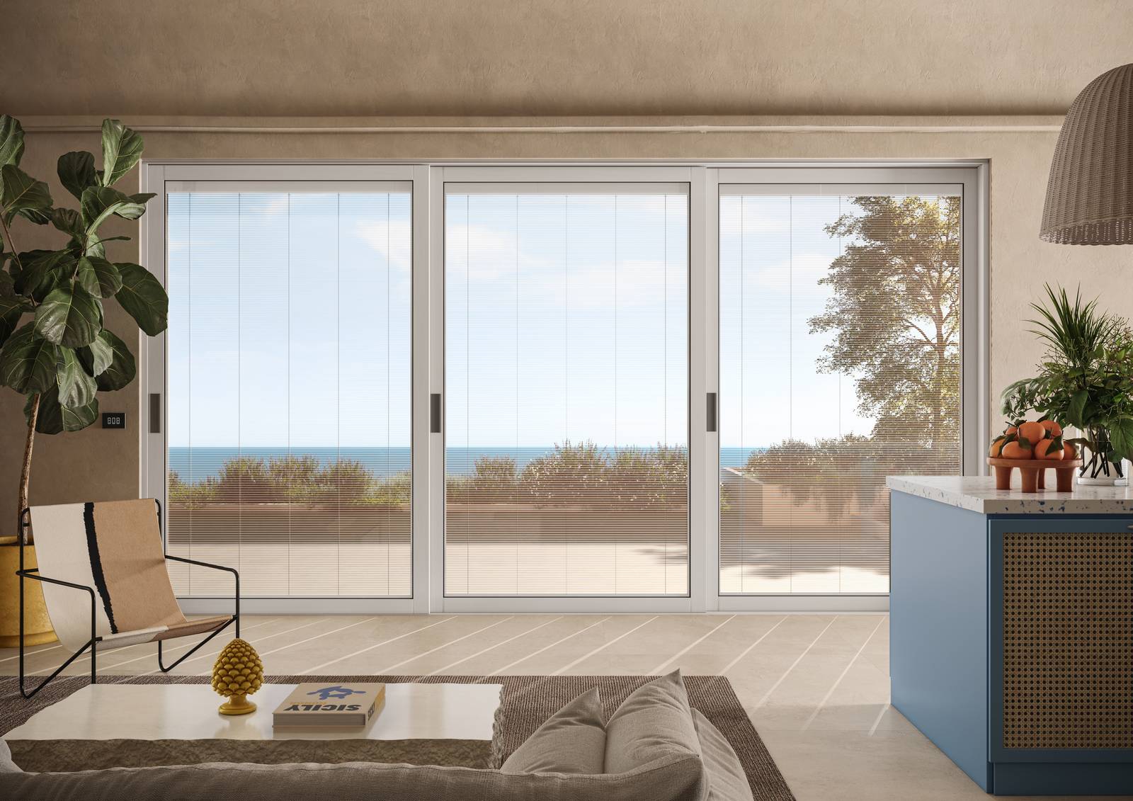 Living affacciato sul mare in Sicilia: le grandi vetrate scorrevoli con veneziane ScreenLine® garantiscono un controllo preciso della luce e della temperatura anche nelle ore più calde della giornata.