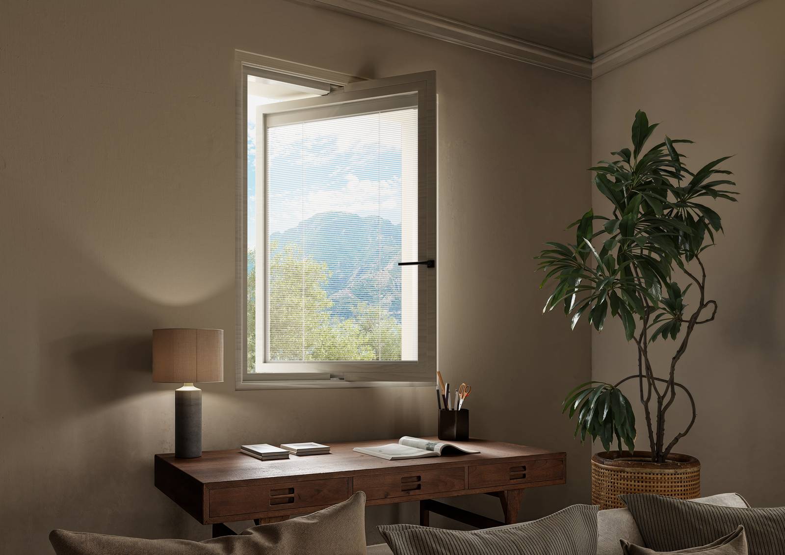 Angolo studio in una villa al mare: la finestra a vasistas con veneziana ScreenLine® integrata permette di lavorare con luce naturale controllata, senza abbagliamento e con una vista panoramica sul paesaggio circostante.