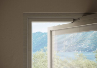Dettaglio del serramento in legno aperto: la veneziana ScreenLine® rimane integrata nel vetro e non interferisce con il movimento dell'anta, offrendo sempre una vista nitida verso l'esterno.