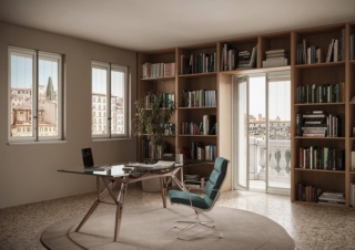 Studio in un palazzo storico: le veneziane ScreenLine® si integrano perfettamente nelle finestre classiche, proteggendo dalla luce diretta senza alterare l'estetica degli infissi originali e senza occupare spazio nella stanza.