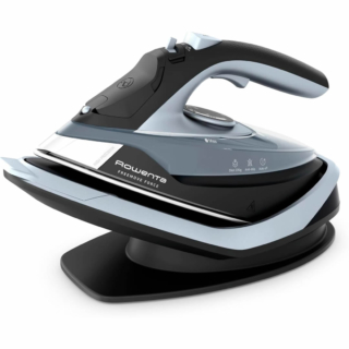 Freemove Force è un pratico ferro da stiro senza filo, che si riscalda velocemente ed è molto leggero, firmato Rowenta. Prezzo: 56,99 euro su amazon.it