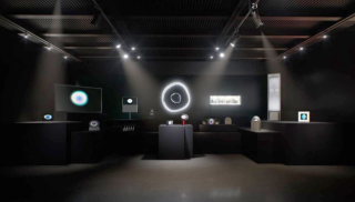 Nell’ambito del Fuorisalone Samsung presenta “Design is an Act of Love”, un allestimento immersivo che esprime "The Human Side of Tech" attraverso un dialogo tra concetti sperimentali e prodotti commerciali. Il percorso esplora come un design espressivo e incentrato sull’uomo possa trasformare la tecnologia in una presenza più personale, emozionale e significativa nella vita quotidiana. Tra i prodotti presentati vi è la gamma di piani a induzione con cappa integrata Touch, realizzata con il vetro antigraffio Matte Black, una superficie vellutata al tatto ma estremamente resistente nell’uso quotidiano. I piani sono dotati di sistema AirSense che regola automaticamente l’aspirazione in base alle reali condizioni di cottura. Grazie poi alla tecnologia AI Pro Cooking, è possibile monitorare la potenza delle zone di cottura tramite smartphone, ricevere notifiche sull’utilizzo, consultare le ricette di Samsung Food e inviare le impostazioni direttamente al piano cottura a induzione. www.samsung.com
Fuorisalone Superstudio Più via Tortona 27 Milano