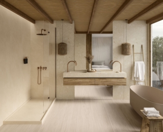 Con le lastre Amazonik Cosentino reinterpreta l’essenza del legno attraverso la tecnologia di Dekton® anche per l’ambiente bagno con straordinaria fedeltà riproducendo la struttura del legno con venature, ritmi e nodi. Questa tecnologia garantisce stabilità cromatica, bassissima porosità e alta resistenza a graffi e urti. A differenza del legno le lastre sono progettate per durare anche in ambienti umidi, senza necessità di vernici, oli o trattamenti periodici. La collezione è disponibile nelle tonalità Kedar, più intensa e decisa, e Zira, più chiara e luminosa. www.cosentino.com/it-it/ – Salone del Mobile 2026, padiglione 3, Stand C21.