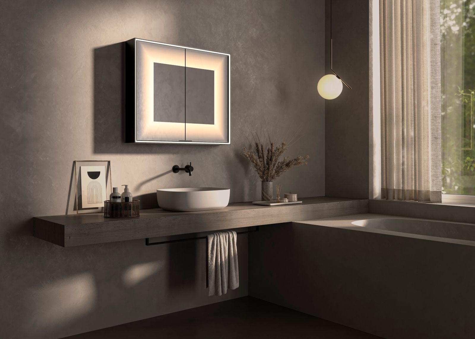 Lo specchio contenitore Foggy Cabinet di Vanità & Casa integra una cassaforte. Progettato dallo Studio Adolini, è pensato per custodire oggetti personali, medicinali e piccoli preziosi. Le doppie ante a specchio racchiudono la tecnologia GHOST Mirror che mantiene la superficie riflettente quando la luce è spenta, rivelando soltanto all’accensione un alone morbido e controllato grazie alla tecnologia FOGGY.
È dotato di luce LED perimetrale diretta e di illuminazione interna che facilita l’accesso ai vani contenitivi e alla cassaforte. È realizzato con struttura in alluminio e ha comando touch on/off, posizionato sulla cornice per regolare l’intensità luminosa e il cambio della temperatura colore, disponibile nella versione TripleWhite da 3000, 4000 o 6000 Kelvin.
Le ante a doppio specchio sono dotate di funzione antiappannamento. Funziona a 220 V. Nelle misure L 70 x P 60/80/120 x H 14 cm. www.vanitacasa.it  – Salone del Mobile 2026, padiglione 10, Stand B09.