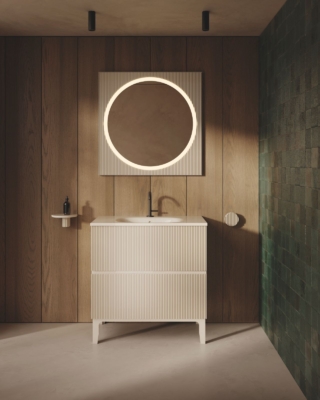 Gisele di Ceramica Globo è una collezione firmata da Angeletti Ruzza che combina ceramica e materiali differenti. Emblematica è la reinterpretazione del cannettato anni Trenta e Quaranta, sviluppata attraverso un lavoro di sintesi sulle proporzioni e sulla profondità della superficie. Gli smalti pieni e compatti per la finitura lucida “Riflessi di Luce” esaltano i volumi del cannettato. I mobili a terra sono disponibili nelle misure L 70 o 85 × P 50 cm sono proposti sia con lavabo integrato sia con piano in ceramica progettato per accogliere una selezione di lavabi coordinati al design della linea. In foto
mobile da 85 cm con lavabo L 86 x P 51 cm, in finitura lucida (Riflessi di Luce - SAND). www.ceramicaglobo.com – Salone del Mobile 2026, padiglione 10, Stand A02-A04.