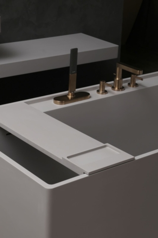 PAA, azienda lettone specializzata nella produzione di vasche da bagno e lavabi, presenta la vasca da bagno Infinity in Silkstone, una pietra resistente dalla superficie setosa e calda in bianco opaco. Con poggiatesta realizzato in Technologel, si integra perfettamente in un bagno elegante di stile contemporaneo. Misura L 179,5 x P 79,5 x H 62 cm. https://paabaths.com/ – Salone del Mobile 2026, padiglione 6P, Stand D26.