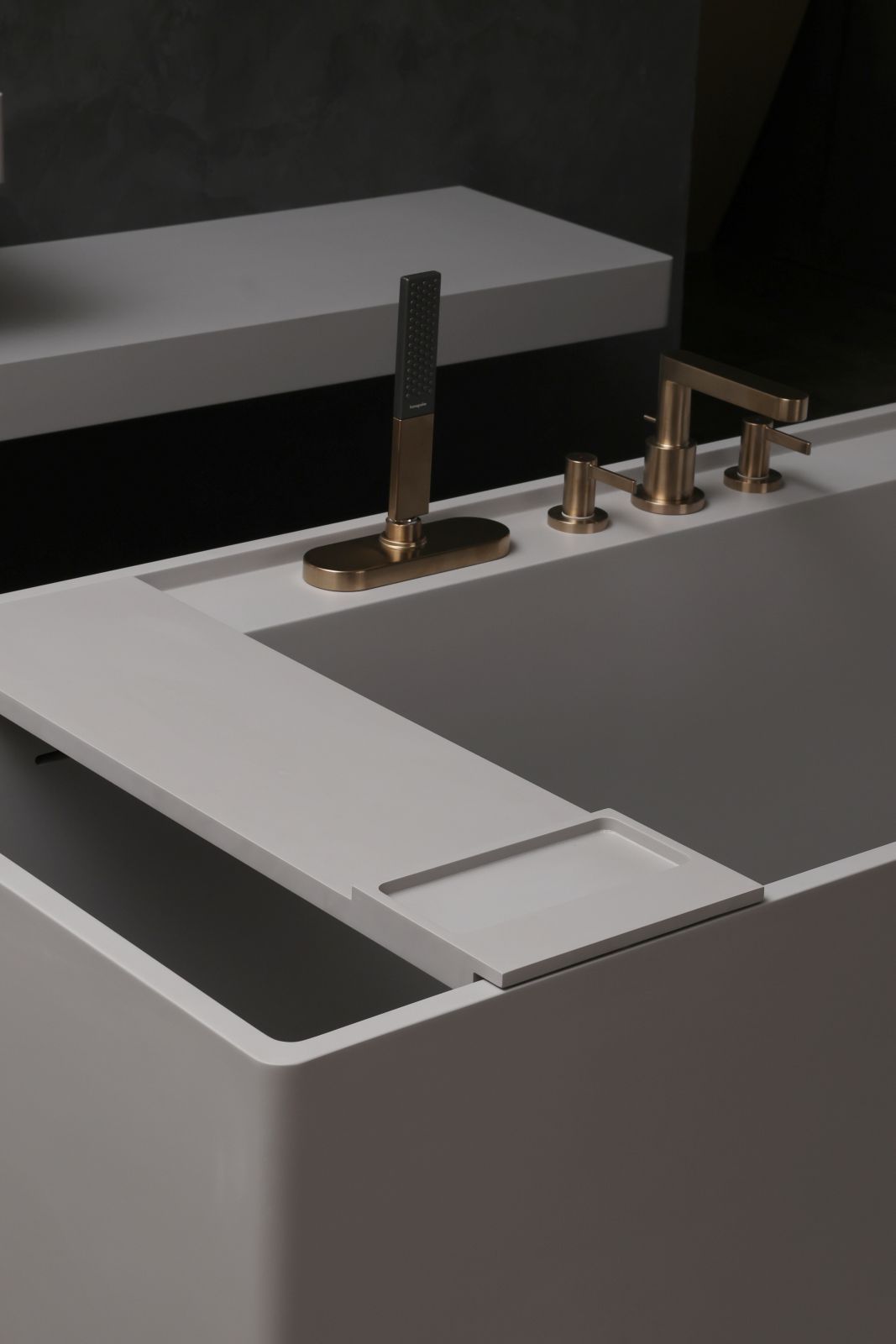 PAA, azienda lettone specializzata nella produzione di vasche da bagno e lavabi, presenta la vasca da bagno Infinity in Silkstone, una pietra resistente dalla superficie setosa e calda in bianco opaco. Con poggiatesta realizzato in Technologel, si integra perfettamente in un bagno elegante di stile contemporaneo. Misura L 179,5 x P 79,5 x H 62 cm. https://paabaths.com/ – Salone del Mobile 2026, padiglione 6P, Stand D26.