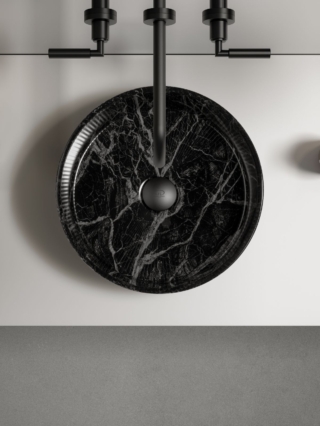 Madison Marmoral di Glass Design è un nuovo lavabo da appoggio in vetro Florence Glass
ATELIER® con base circolare e con l’estetica del marmo Black Marquina. È sorprendente come con il vetro si riesca a riprodurre l’eleganza senza tempo del marmo con le sue profonde venature chiare su fondo nero e la finitura lucida. Misura Ø 40 x H 15 cm. www.glassdesign.it – Salone del Mobile 2026, padiglione Pad. 6, Stand B35.