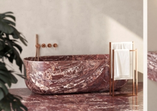 Guglielmi propone la nuova collezione Novo Inox per il bagno, una rubinetteria in acciaio inossidabile 316L, lega ad alta resistenza alla corrosione. La collezione è caratterizzata da forme scolpite, nette e armoniche e dalla leva, dettaglio che identifica la collezione. La tradizionale asta cilindrica è attraversata da una scanalatura, un segno che si ripete in ogni modello della gamma. È disponibile in cinque finiture: Brushed Stainless Steel, Matt Black, PVD Brushed Gold, PVD Brushed Copper, PVD Brushed Black Nickel. Completano la collezione accessori coordinati come il porta-salviette e altri complementi, tutti realizzati in acciaio inossidabile nelle stesse cinque finiture della rubinetteria. In foto monocomando per vasca con porta-salviette coordinato. www.guglielmi.com – Salone del Mobile 2026, padiglione 6, Stand D34.