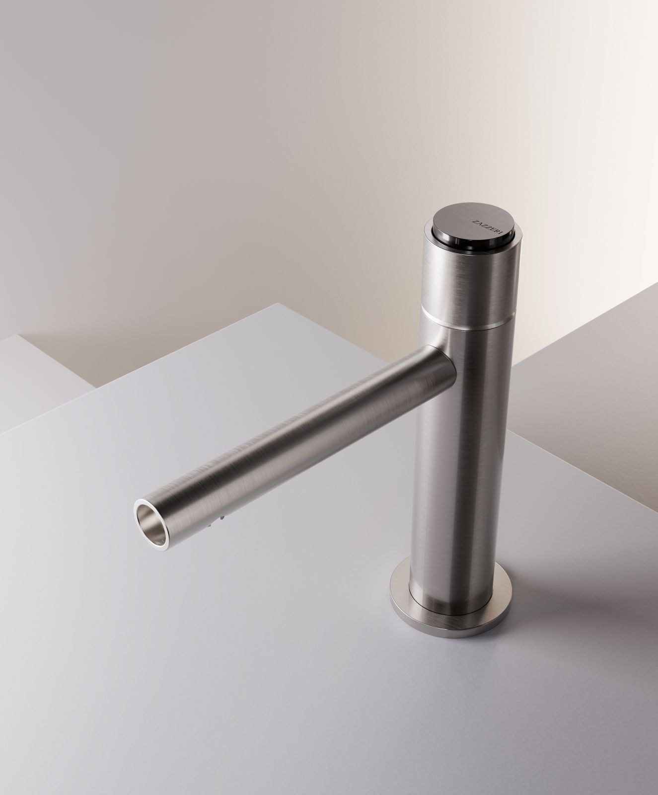 Tubex è la nuova collezione di rubinetti di Zazzeri, disegnata da Massimiliano Settimelli, in acciaio AISI 316L, un acciaio particolarmente resistente alla corrosione e agli agenti esterni. Il progetto si fonda sulla forma del tubo: bocca di erogazione e manetta richiamano infatti un profilato tondo in acciaio inox, dando vita a un’estetica lineare, priva di sovrastrutture decorative. La ricerca formale si esprime anche nella scelta di eliminare il classico taglio obliquo posteriore delle manette. È disponibile nella finitura acciaio spazzolato, declinata anche nelle sei varianti PVD: Carbon, Antracite, Bronzorame, Rame, Cognac e Orobianco. La collezione offre due tipologie di manetta: una a leva e una cilindrica. Nella versione a leva, il comando è un elemento tubolare essenziale, integrato nel corpo cilindrico del miscelatore; in quella cilindrica il design è morbido e compatto.
In foto modello in acciaio satinato con manetta cilindrica e inserto carbon spazzolato. www.zazzeri.it – Salone del Mobile 2026, padiglione 10, Stand C02.