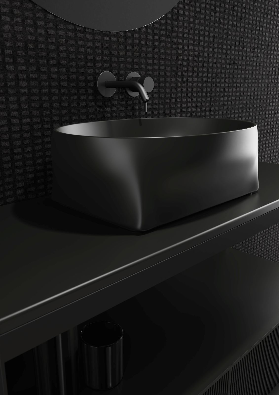 Il lavabo da appoggio in ceramica Yugo di Scarabeo ha un design scultoreo di ispirazione giapponese che nasce dalla fusione da due forme geometriche primarie — il quadrato e il cerchio — simboli di stabilità e apertura. Ogni dettaglio è progettato per migliorarne l’uso: le curvature interne favoriscono il corretto deflusso dell’acqua, la profondità calibrata riduce gli spruzzi, mentre i bordi sottili facilitano la pulizia quotidiana. La base quadrata assicura stabilità e semplicità di installazione, mentre la parte superiore circolare ottimizza lo spazio e la capacità contenitiva. www.scarabeosrl.com – Salone del Mobile 2026, padiglione 6, Stand B25-C22.