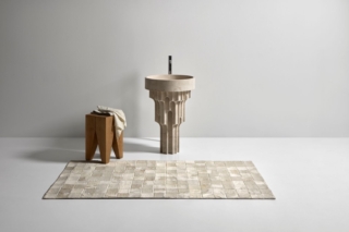 Il lavabo in marmo freestanding Carsico è disegnato da Paolo Ulian per antoniolupi ed è scolpito a mano da maestri artigiani. Ogni pezzo è unico e valorizza le qualità materiche del marmo. Nasce dalla reinterpretazione dei fori carotati, elementi tecnici solitamente invisibili nei lavabi in marmo che in questo progetto diventano un elemento distintivo di design. L’imperfezione diventa allora un valore: segni di lavorazione, stuccature e variazioni materiche sono mantenuti e resi visibili ed emergono lungo il fusto attraverso un processo di sottrazione della materia, creando una struttura architettonica complessa fatta di pieni e vuoti. Per questo il lavabo è caratterizzato da volumi scolpiti, cavità irregolari e giochi di luce e ombra che ne esaltano la tridimensionalità. È disponibile in due dimensioni con diametro 50 o 55 cm, in tutte le varianti di marmo del catalogo dell’azienda. www.antoniolupi.it – Salone del Mobile 2026, padiglione 22, Stand A05-A07.