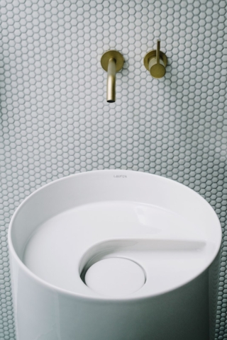 Il lavabo scultoreo Volta di Laufen che reimmagina il movimento dell'acqua attraverso un vortice. Freestanding, è il risultato della collaborazione con il designer Yves Behar che ha creato una collezione in Saphirkeramik, il materiale ceramico di Laufen, ispirata dal primo forno elettrico a tunnel al mondo per la produzione di ceramiche sanitarie. Il forno, efficiente, decarbonizzato e automatizzato, fornisce un’alternativa alla produzione convenzionale basata sui combustibili fossili. L'aspetto innovativo del lavabo progettato su due livelli distinti è nella forma dell'interno che non soltanto crea un'estetica del movimento, ma genera anche un moto vorticoso dell'acqua che assicura una pulizia perfetta. Un grande scarico nascosto riduce le dimensioni del sifone e rende l'estetica complessiva ancora più elegante. www.laufen.it – Salone del Mobile 2026, padiglione 10, Stand B19-C16.