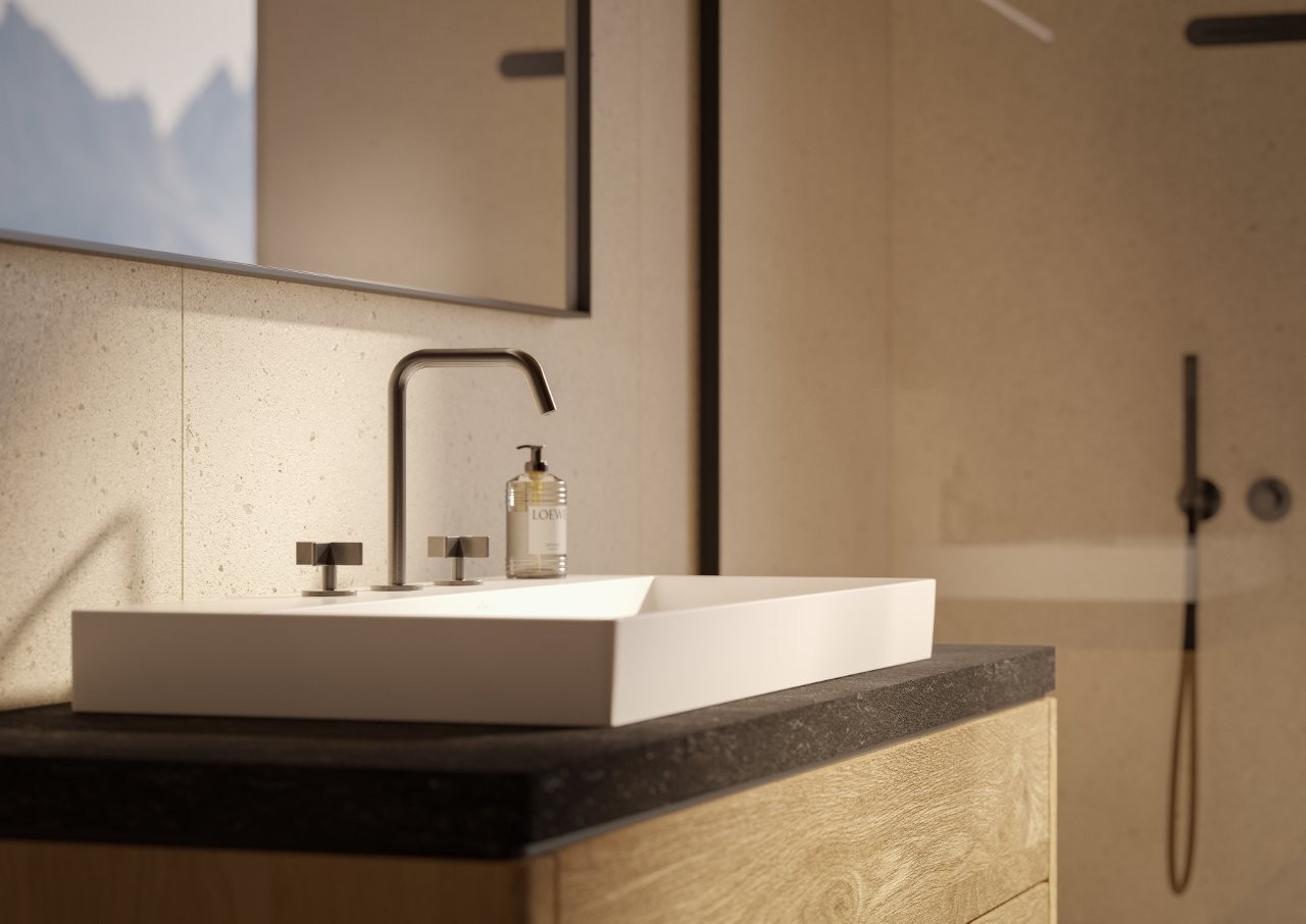 La nuova collezione Don Chisciotte di Frattini è un richiamo evocativo al celebre cavaliere errante di Cervantes. Come lui la collezione mira a un’estetica senza tempo, reinterpretando il fascino intramontabile dell’ottone e proiettandolo in una dimensione contemporanea con 11 varianti cromatiche di tendenza, dalle finiture classiche alle più contemporanee. Si caratterizza per volumi essenziali, bocche minimali e slanciate e una maniglia ispirata alle pale dei mulini a vento. I rubinetti per lavabo sono dotati di aeratori da 5 litri/minuto per il risparmio idrico, vitoni a dischi ceramici e cartucce monocomando di ultima generazione. Il modello in foto ha estetica cromo nero spazzolato. www.frattini.it – Salone del Mobile 2026, padiglione 6, Stand C29-D22.