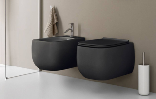 Fa parte della collezione Flò di Arblu la coppia di sanitari sospesi realizzati in ceramica, caratterizzati da forme morbide e dotati di copripiletta materica in tinta. Sono disponibili in finitura Bianco lucido, Bianco opaco e Nero opaco e misurano L 33,5 x P 56,5 x H 35,5. Prezzo vaso in finitura opaca 896 euro + coperchio 260 euro, bidet in finitura opaca 1.014 euro, vaso in finitura lucida 689 euro + coperchio 200 euro, bidet finitura lucida 780 euro. www.arblu.it