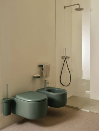 La coppia di sanitari sospesi Itaca di Ceramica Cielo è caratterizzata da linee semplici e primordiali che ricordano la forma dell'isola da cui prende ispirazione la collezione. Grazie alle dimensioni compatte sono pensati per inserirsi elegantemente in ogni spazio bagno. Realizzati in ceramica, sono disponibili in una vasta gamma di tonalità, una selezione di finiture che spaziano tra i colori de "Essential Colors", "Le Terre di Cielo", "Le Acque di Cielo", le laccature e le essenze del legno, i metalli, il marmo e il cuoio. Misurano entrambi L 37 x P 53 x H 26 cm. Prezzo su richiesta. www.ceramicacielo.it