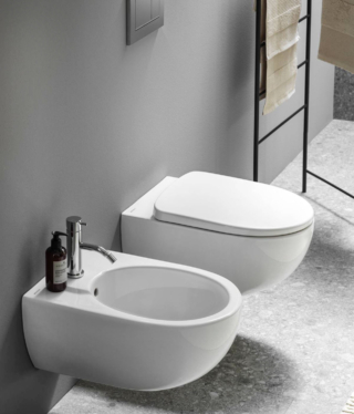 Il nuovo vaso Selnova Premium di Geberit è realizzato con sistema TurboFlush integrato, disponibile sia in versione sospesa che a terra. La tecnologia TurboFlush crea un vortice igienizzante che garantisce elevate prestazioni di risciacquo con un minimo rumore. Il design è altamente funzionale e si adatta a diverse tipologie di arredo dell’ambiente bagno. Misure vaso L 36 x P 53 x H 33 cm; bidet L 36 x P 53 x H 26 cm. Prezzo della coppia 636 euro. www.geberit.it