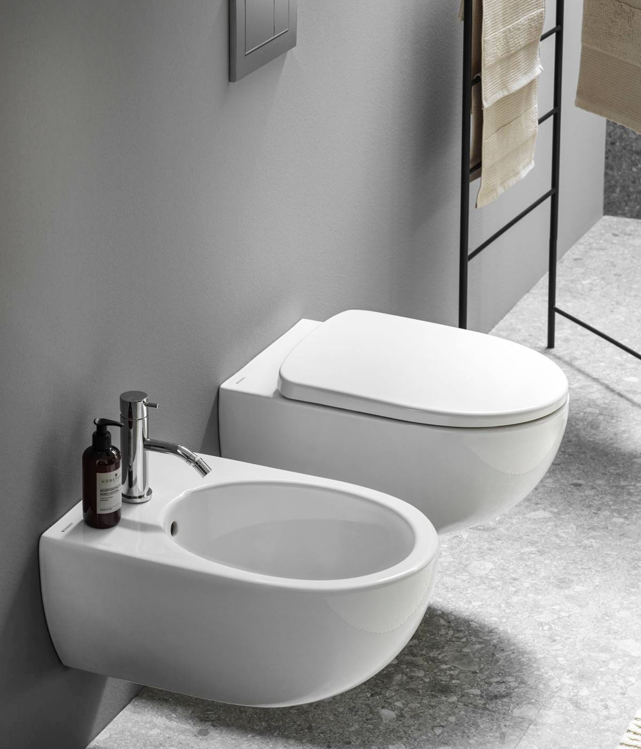 Il nuovo vaso Selnova Premium di Geberit è realizzato con sistema TurboFlush integrato, disponibile sia in versione sospesa che a terra. La tecnologia TurboFlush crea un vortice igienizzante che garantisce elevate prestazioni di risciacquo con un minimo rumore. Il design è altamente funzionale e si adatta a diverse tipologie di arredo dell’ambiente bagno. Misure vaso L 36 x P 53 x H 33 cm; bidet L 36 x P 53 x H 26 cm. Prezzo della coppia 636 euro. www.geberit.it