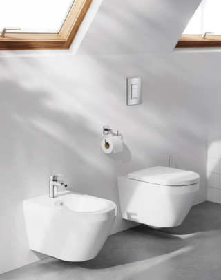 I sanitari sospesi Euroceramic di Grohe dallo stile sofisticato e dalla manutenzione ridotta hanno il set di fissaggio nascosto. Il design senza brida del vaso impedisce a germi e sporcizia di annidarsi. Inoltre l’innovativa tecnologia migliorata Triple Vortex, che utilizza tre uscite dell’acqua, pulisce ogni angolo del vaso. Misurano L 36 x P 54 x H 42 cm. Prezzo vaso 576,45 euro e bidet 529,48. www.grohe.com