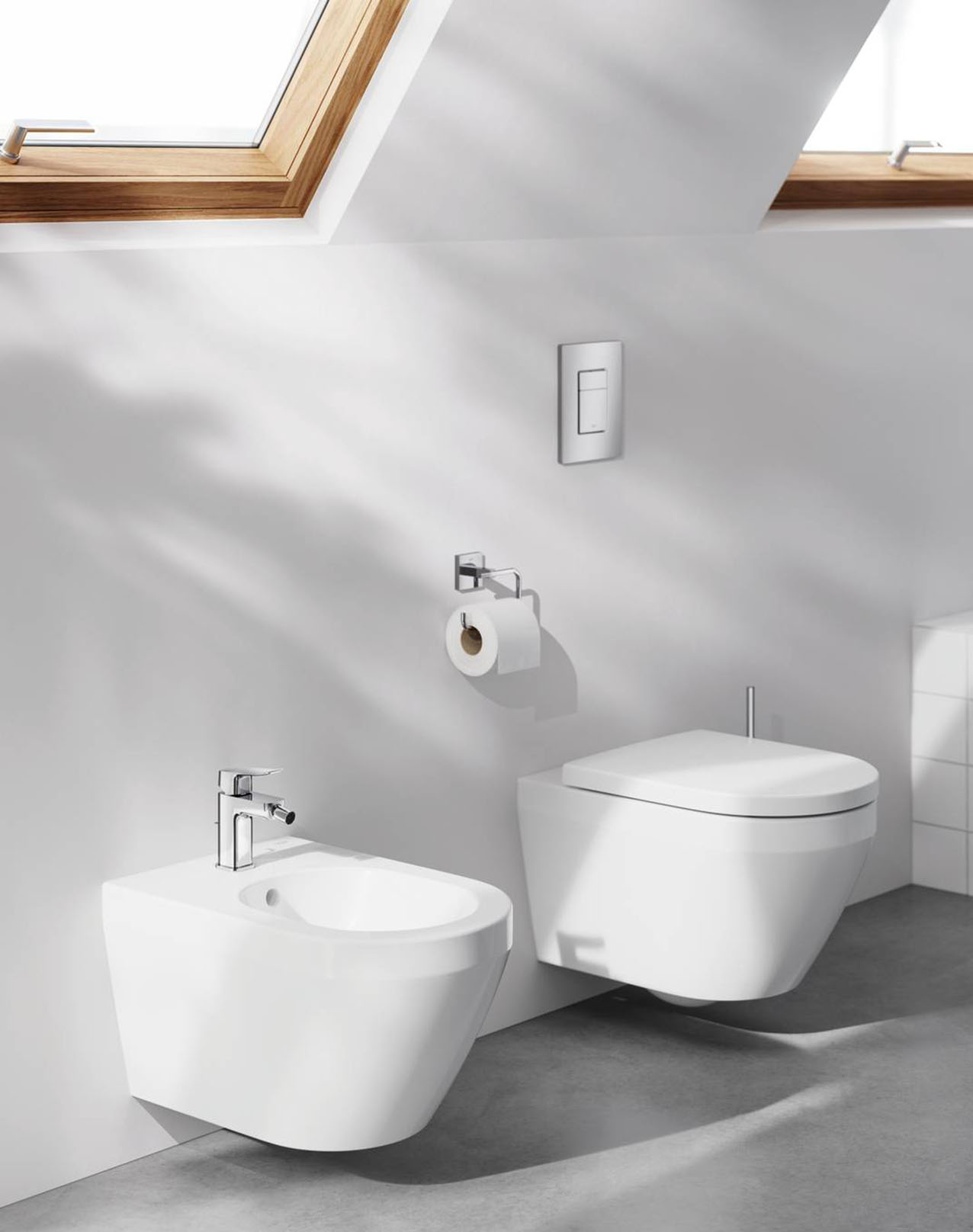 I sanitari sospesi Euroceramic di Grohe dallo stile sofisticato e dalla manutenzione ridotta hanno il set di fissaggio nascosto. Il design senza brida del vaso impedisce a germi e sporcizia di annidarsi. Inoltre l’innovativa tecnologia migliorata Triple Vortex, che utilizza tre uscite dell’acqua, pulisce ogni angolo del vaso. Misurano L 36 x P 54 x H 42 cm. Prezzo vaso 576,45 euro e bidet 529,48. www.grohe.com