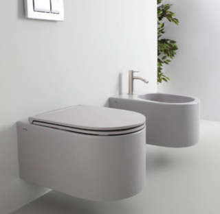 I sanitari sospesi Monolith di Olympia Ceramica sono frutto di un’accurata progettazione, caratterizzati dalla linea particolarmente semplice, pulita, decisamente peculiare. Il wc è dotato di tecnologia “Hidden Vortex”, dove lo scarico viene perfettamente nascosto, In questo modo l’interno del wc risulta liscio e privo di zone difficili da raggiungere, agevolando le operazioni di pulizia. Particolarmente attenta alla tutela ambientale grazie al risparmio d’acqua inoltre questa collezione consente la sostituzione di wc e bidet senza nessun tipo d’intervento murario. Disponibili in diversi colori, misurano L 36 x P 54 x H 29 cm. Prezzo in Bianco 439 euro cadauno. www.olympiaceramica.it