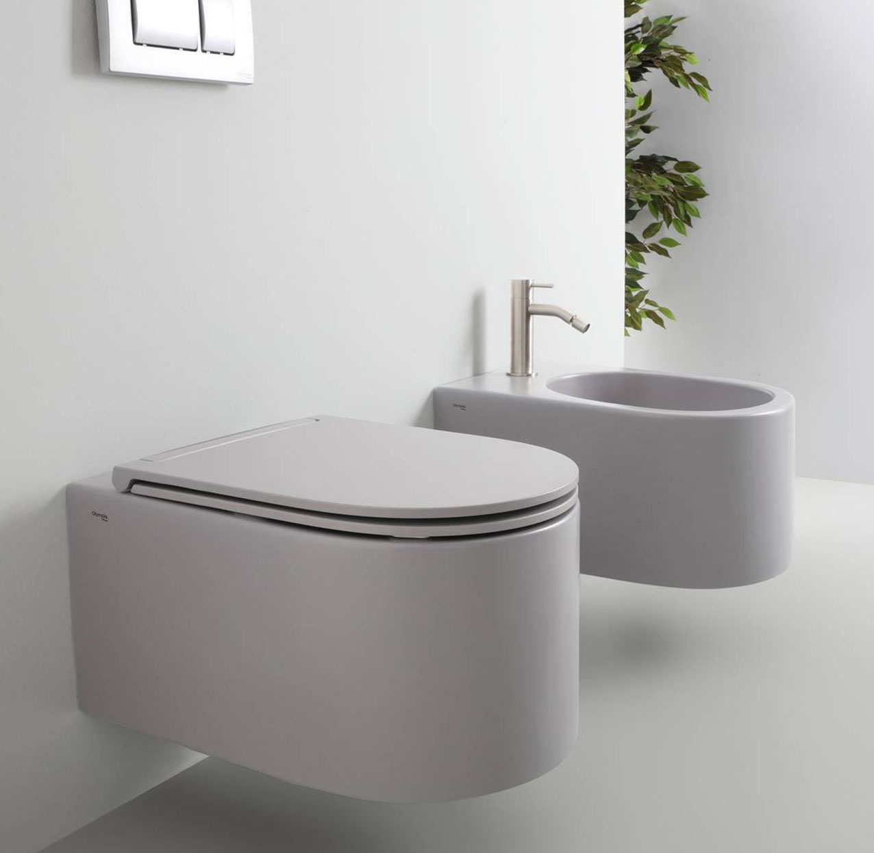 I sanitari sospesi Monolith di Olympia Ceramica sono frutto di un’accurata progettazione, caratterizzati dalla linea particolarmente semplice, pulita, decisamente peculiare. Il wc è dotato di tecnologia “Hidden Vortex”, dove lo scarico viene perfettamente nascosto, In questo modo l’interno del wc risulta liscio e privo di zone difficili da raggiungere, agevolando le operazioni di pulizia. Particolarmente attenta alla tutela ambientale grazie al risparmio d’acqua inoltre questa collezione consente la sostituzione di wc e bidet senza nessun tipo d’intervento murario. Disponibili in diversi colori, misurano L 36 x P 54 x H 29 cm. Prezzo in Bianco 439 euro cadauno. www.olympiaceramica.it