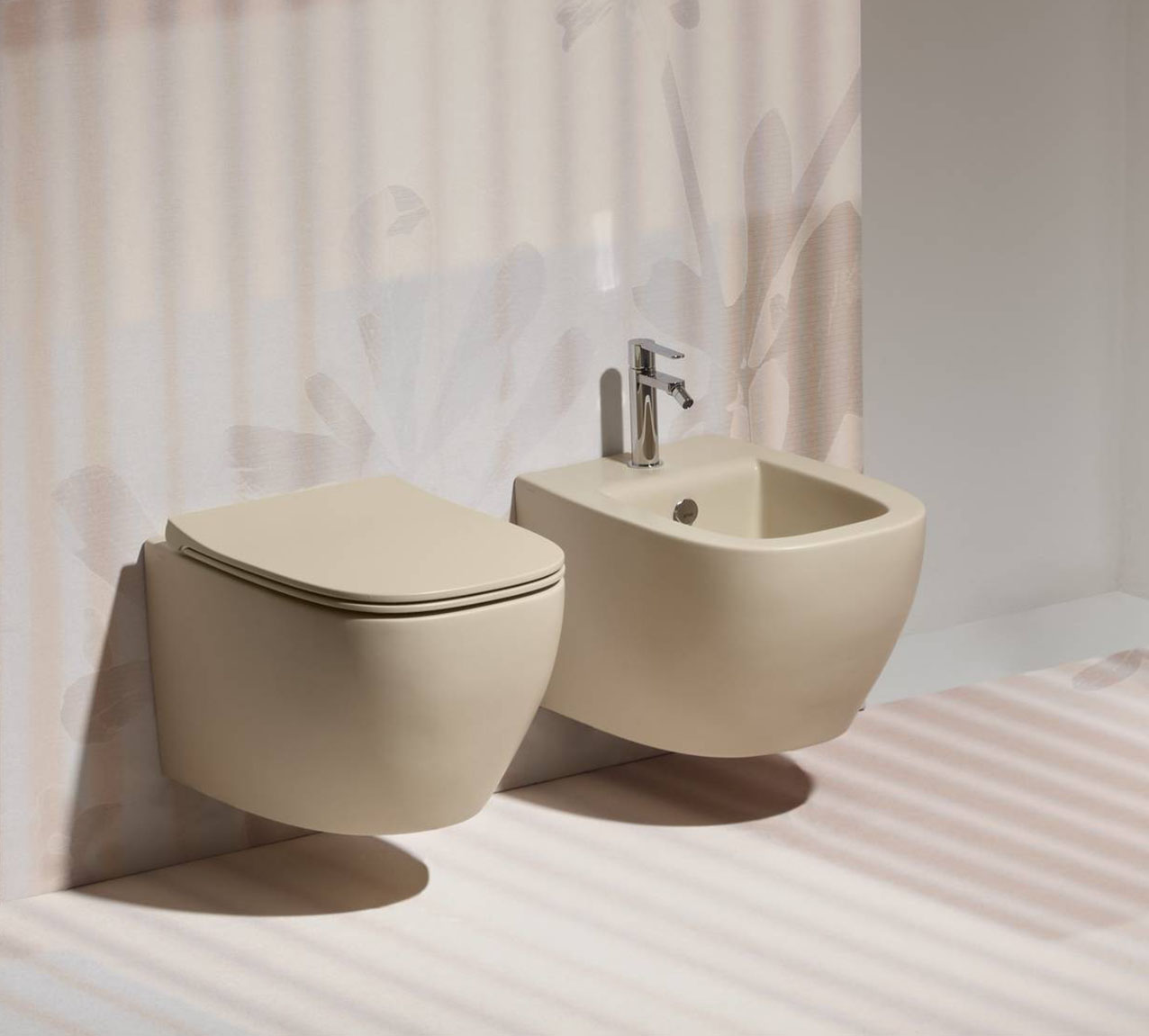 La coppia vaso e bidet Juniper di Simas, disponibile sia nella versione carenata che sospesa, sono caratterizzati da tratti semplici ed essenziali e dimensioni compatte. Il wc è dotato di sistema di scarico Green Vertigo che consente l’utilizzo di una ridotta quantità d’acqua ed è silenzioso. Disponibili in 8 colori opachi e 6 colori lucidi oltre alle eleganti finiture bianco e nero lucidi. Misurano entrambi L 37 x P 53,5 x H 32 cm. prezzo 588 euro + Iva ciascuno. www.simas.it