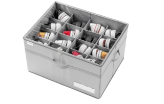 Questo organizzatore con divisori può contenere fino a 16 paia di scarpe. La combinazione dei divisori rende molto semplice la personalizzazione dello spazio di archiviazione: lo scomparto può essere regolato in base alle dimensioni delle scarpe per conservare facilmente scarpe, scarponi o scarpe da bambino. Prezzo 27,98 euro. www.amazon.it