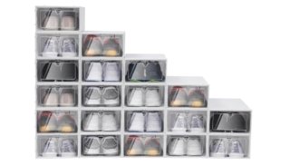 Le grandi dimensioni di queste scatole (33 x 23 x 14 cm) permettono loro di contenere la maggior parte delle calzature. Sono progettate con un coperchio flip top che isola polvere e muffa, lasciando un piccolo foro per permettere alle scarpe per respirare e ostacola la formazione di muffe. Queste scatole possono essere impilate una sopra l’altra senza oscillare o spostarsi. Prezzo 17 euro per 20 pezzi. www.amazon.it