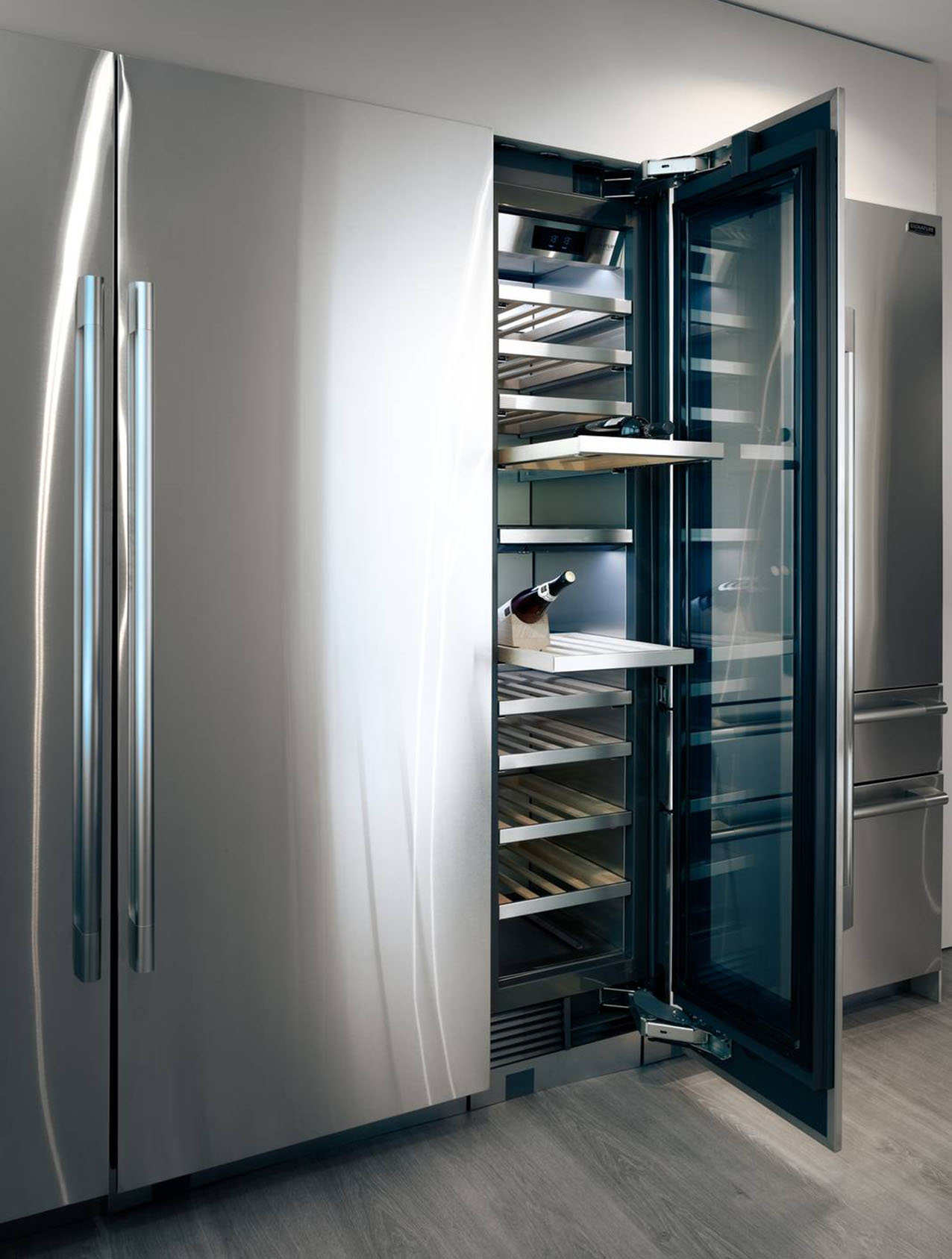 Il Vino Cantina a Colonna, novità di Signature Kitchen Suite, si compone di 10 ripiani in legno naturale e 3 zone regolabili separatamente per temperatura e umidità. Ha compressore Linear Inverter che rende l’apparecchio estremamente silenzioso e riduce al minimo le vibrazioni dannose per le bottiglie, mentre la funzione Smart Knock Door illumina l’interno con un doppio tocco, senza obbligare ad aprire lo sportello. www.sksappliances.eu
FTK 		Pad. 4 Stand C24 C31