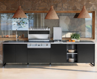 Nata per gli spazi esterni, la cucina Gea di Steel Cucine è ora presentata anche per l’indoor. Conserva l’identità tecnica della versione da esterni, ma viene rivista nelle proporzioni, assumendo la forma di un blocco autonomo, pensato per dialogare con ambienti contemporanei, loft industriali e case. Si presenta come un volume compatto che concentra funzioni operative in un’unica architettura tecnica, con possibilità di integrazione di lavelli, piani cottura e moduli contenitivi, mantenendo una continuità materica totale. Oltre alle quattro varianti di colore per le ante – inox, sabbia, nuvola e nero fumo – si può scegliere tra tre opzioni di top firmate Steel (HPL lavagna, HPL quercia, acciaio inox) oppure optare per un top su misura. www.steel-cucine.com
FTK		Pad. 4 Stand C27