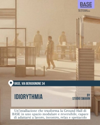 Installazione “Idiorythmia” di Studio Smarin alla BASE Milano per il Fuorisalone 2026 in zona Tortona. Grande spazio beige e modulare con strutture geometriche e persone in movimento, pensato come ambiente flessibile per lavoro, incontro, relax e spettacolo