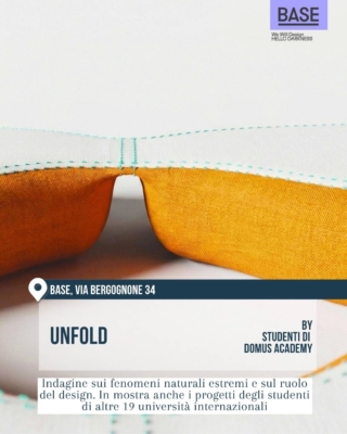 Installazione “Unfold” alla BASE Milano, in via Bergognone 34, durante il Fuorisalone 2026 della Milano Design Week. Primo piano di superfici tessili piegate nei toni del bianco e del giallo senape, con cuciture a vista azzurre. Il progetto dei Domus Academy indaga i fenomeni naturali estremi e il ruolo del design.