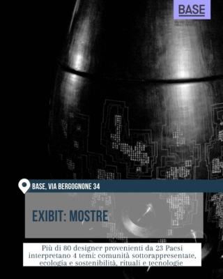 Slide dedicata alle mostre di BASE Milano per il Fuorisalone 2026. Immagine scura e monocromatica con grande oggetto nero lucido decorato da motivi geometrici luminosi. Il testo segnala una collettiva con oltre 80 designer da 23 Paesi su comunità sottorappresentate, ecologia e sostenibilità, rituali e tecnologie.
